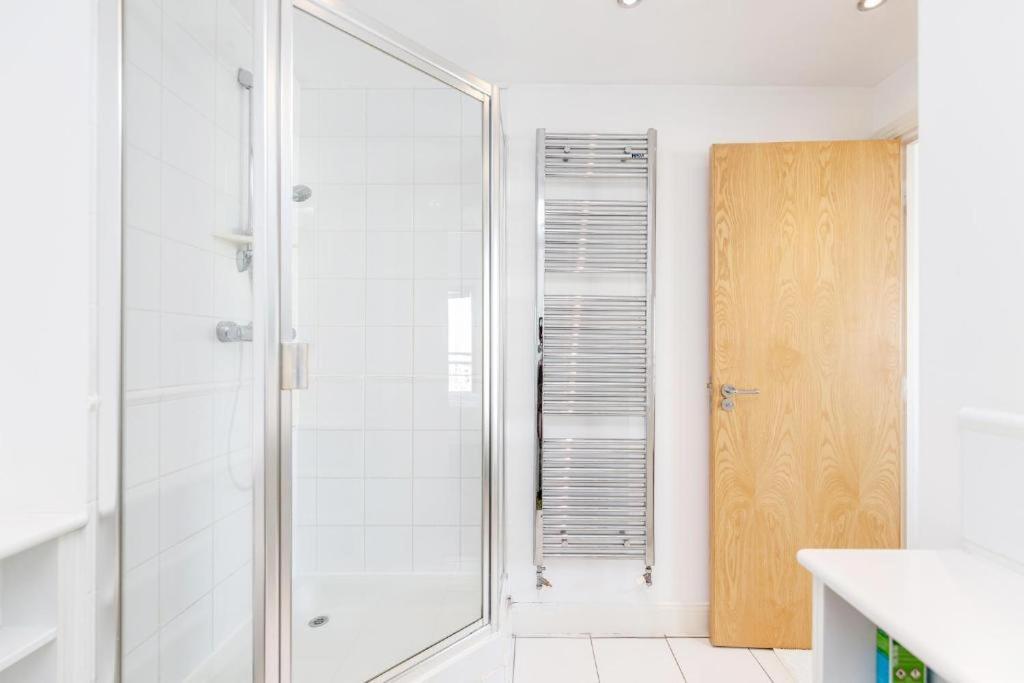 Excel Dock Apartments Лондон Экстерьер фото