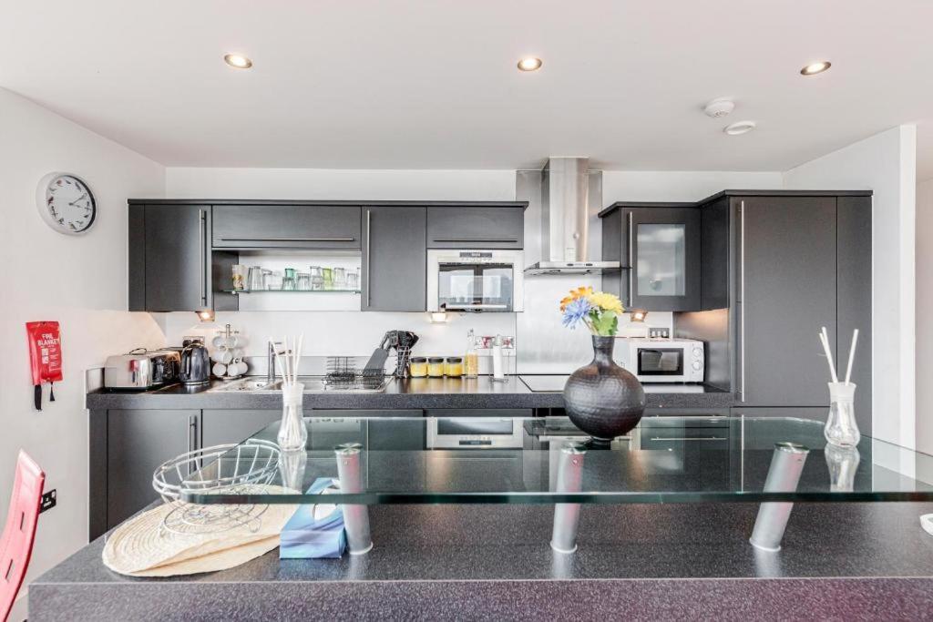 Excel Dock Apartments Лондон Экстерьер фото